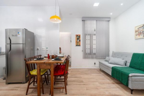 Apartamento em Copacabana com Varanda 2 quartos pertinho da praia